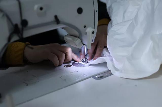 防護服緊缺？這家僅用了5天時間轉產防護服，日產量已達9000件