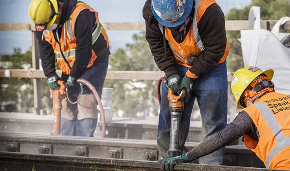 在施工場合里，常用的安全防護用品有哪些？