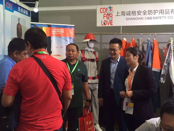 展區一角，相談甚歡，有種相見恨晚的感覺！