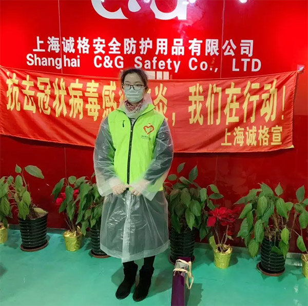 攜手戰“疫”,逆風而上,上海志愿者助力抗疫防護服生產