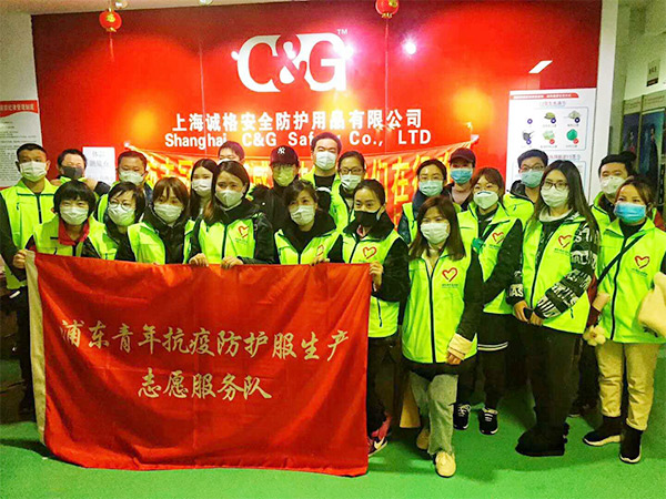 攜手戰“疫”，逆風而上，上海志愿者助力抗疫防護服生產